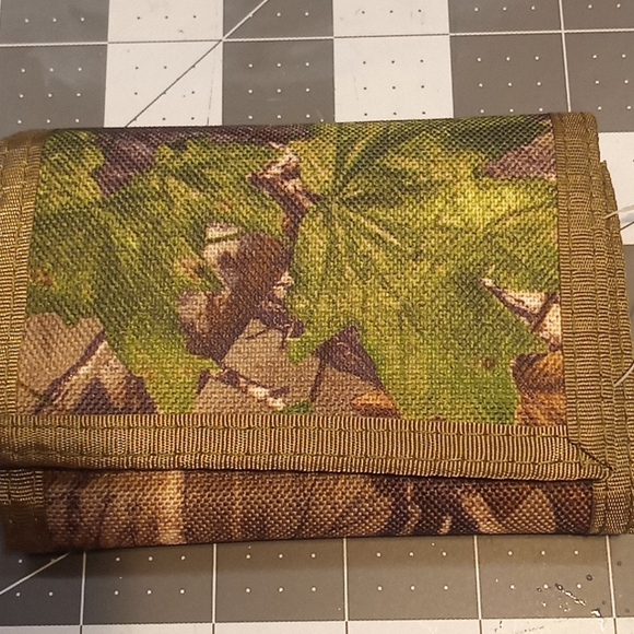 Realtree Wallet And Camo Print Travel Bag Lot - Picture 2 of 6